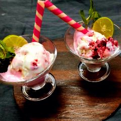 A picture of Lemon Strawberry Icecream.
