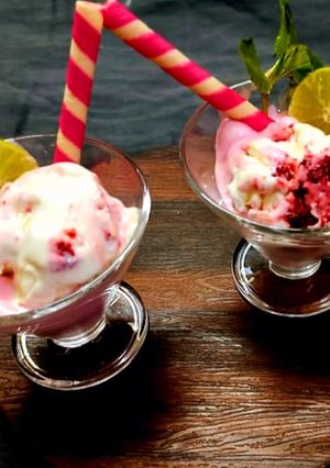 A picture of Lemon Strawberry Icecream.