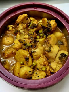 आलू फूल गोभी और मटर की रसेदार सब्जी (Aloo phulgobhi aur matar ki rasedar sabzi recipe in Hindi) रेसिपी मुख्य फोटो