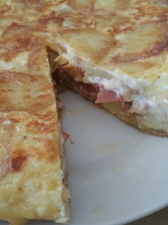 Una foto de Tortilla rellena de jamón serrano y queso