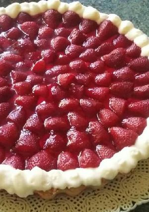 Una foto de Tarta de crema, frutillas y gelatina
