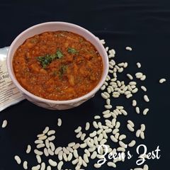 A picture of White Rajma Masala.