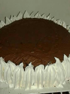 Una foto de Torta de olla con merengue italiano y chocolate