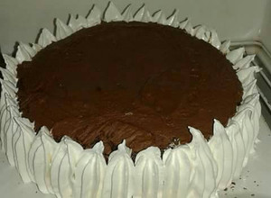 Una foto de Torta de olla con merengue italiano y chocolate