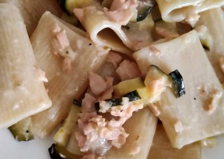 Paccheri con zucchine e salmone