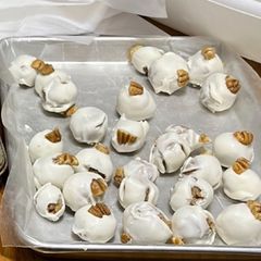 A picture of Pecan Balls.