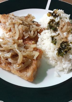 Una foto de Pescado al horno encebollado