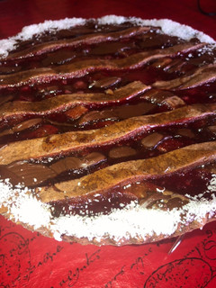 Una foto de Pasta frola con masa de chocolate, con mermelada de frutilla🍓🍓🍓