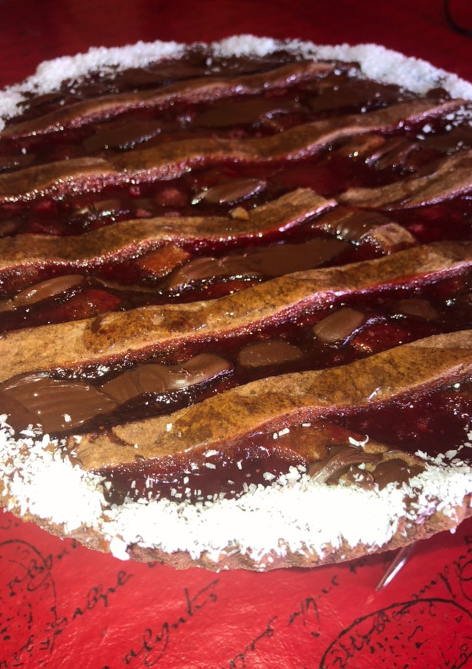Una foto de Pasta frola con masa de chocolate, con mermelada de frutilla🍓🍓🍓