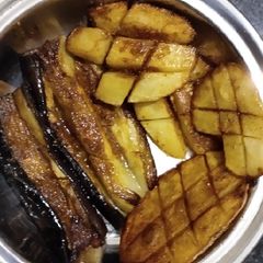 A picture of Fried eggplant and potatoes.