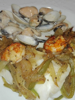 Una foto de Merluza con verduras, gambas y salsa de molucos