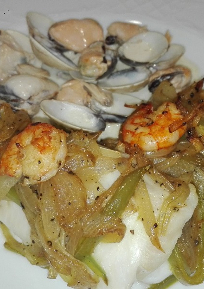 Una foto de Merluza con verduras, gambas y salsa de molucos