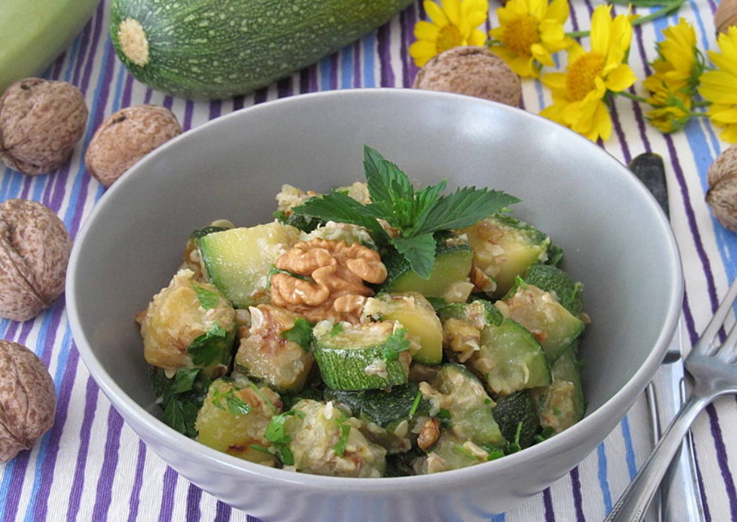 Огурцы с грецкими орехами. Кабачки с грецкими орехами. Кабачки по грузински с грецкими орехами. Салат из грецких орехов. Салат из кабачков с грецким орехом.