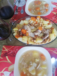 Una foto de Puchero con pollo y verduras