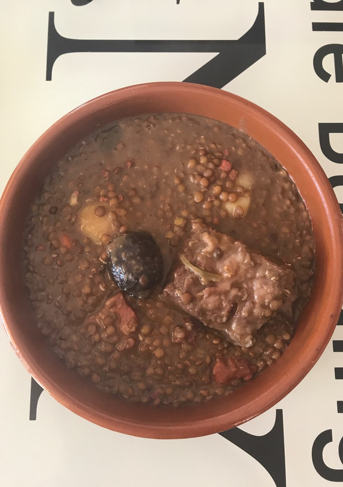 Una foto de Lentejas con chorizo, morcilla y costilla