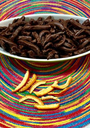 Una foto de Naranjas confitadas bañadas en chocolate
