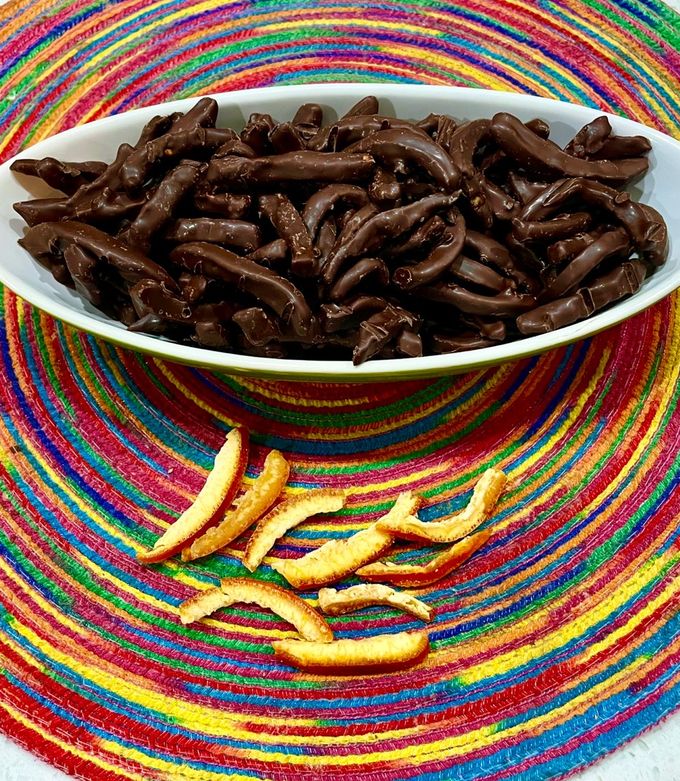 Una foto de Naranjas confitadas bañadas en chocolate