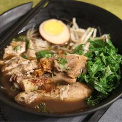 A picture of Chinese five spiced chicken noodles.