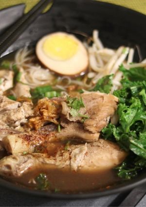 A picture of Chinese five spiced chicken noodles.
