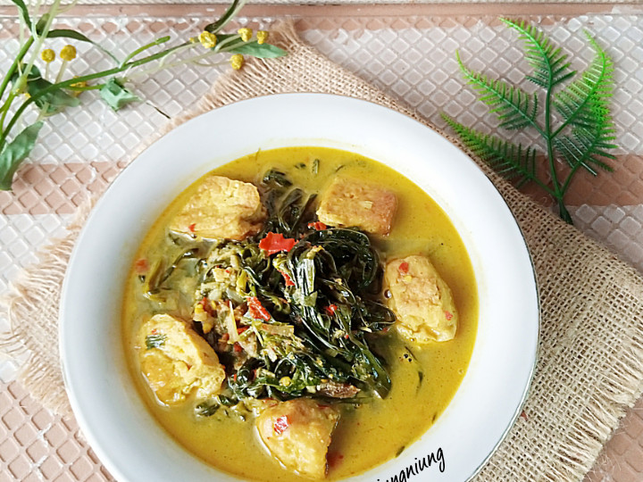 Bagaimana Membuat Sayur daun singkong kuah santan yang Lezat