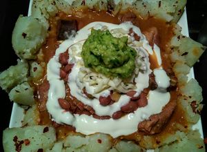 Una foto de PAPAS En Canasta con Zaragozas(alubias), a la Española...!