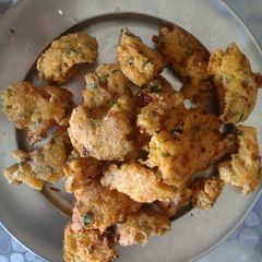 A picture of Moong dal pakode.