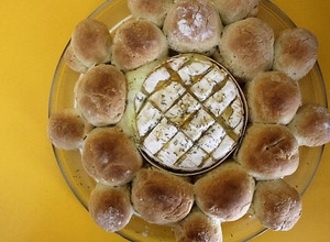 Una foto de Flor de pancitos con camembert