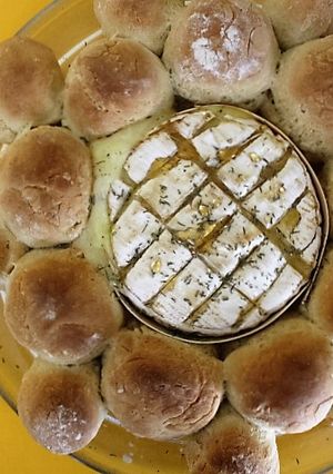 Una foto de Flor de pancitos con camembert