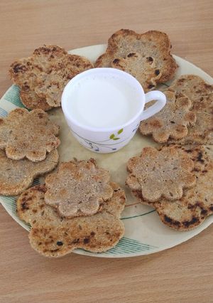 ઘઉં ના કરકરો લોટ ની બિસ્કીટ ભાખરી (Coarse Whole Wheat Flour Biscuit Bhakhri Recipe In Gujarati) રેસીપી મુખ્ય ફોટો