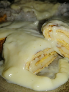 Una foto de Omelette relleno de queso con salsa de mostaza y queso