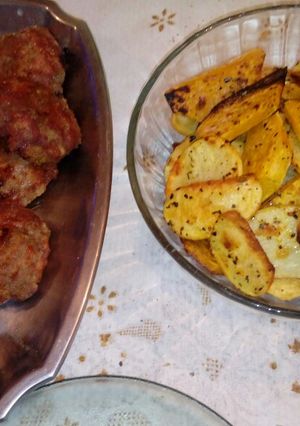 Una foto de Papas y zapallo al horno con hamburguesas caseras !!