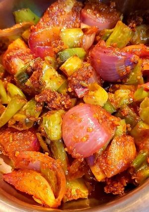 अचारी प्याज़ बींस की सब्जी (achari pyaz beans ki sabzi recipe in Hindi) रेसिपी मुख्य फोटो