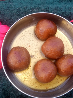 சர்க்கரைவள்ளி கிழங்கு குலாப் ஜாமூன் (Sarkaraivalli kilanku gulab jamun recipe in tamil) செய்முறை முக்கிய புகைப்படம்