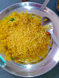 કાંદા પૌંઆ (Kanda Poha Recipe In Gujarati) રેસીપી મુખ્ય ફોટો