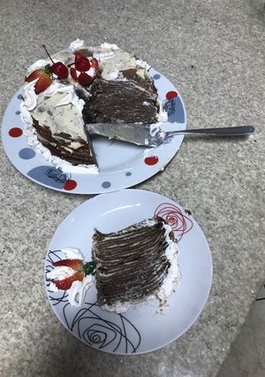 Foto de Bolo crepe de chocolate com chantilly de morango