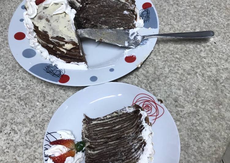 Bolo crepe de chocolate com chantilly de morango