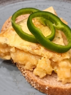 Una foto de Tortilla de patata con cebolleta, ajo y pimiento verde (Receta de conri)