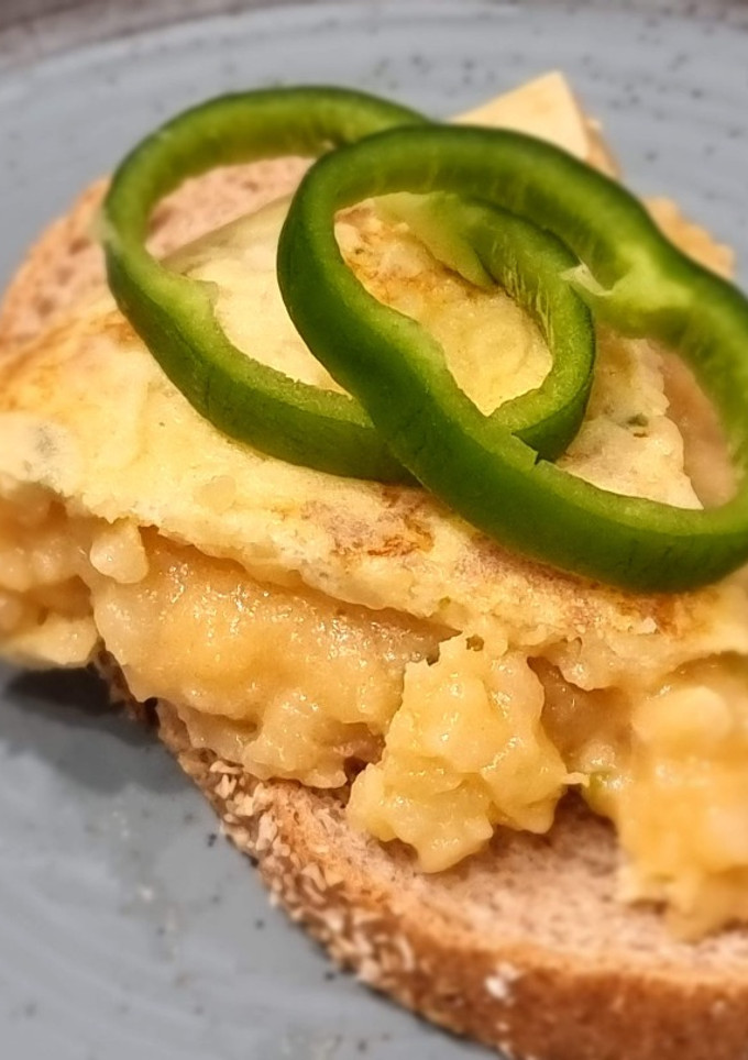 Una foto de Tortilla de patata con cebolleta, ajo y pimiento verde (Receta de conri)