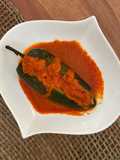 Chile relleno de atún con salsa de pimiento