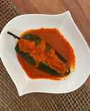 Chile relleno de atún con salsa de pimiento