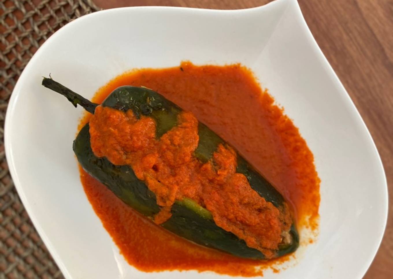 Chile relleno de atún con salsa de pimiento