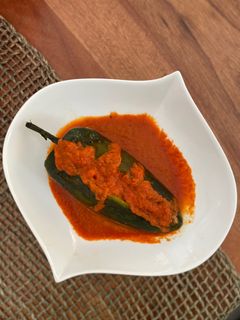 Una foto de Chile relleno de atún con salsa de pimiento