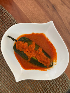 Una foto de Chile relleno de atún con salsa de pimiento