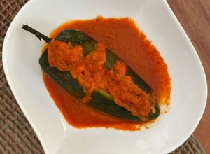 Una foto de Chile relleno de atún con salsa de pimiento