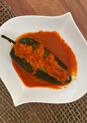 Una foto de Chile relleno de atún con salsa de pimiento