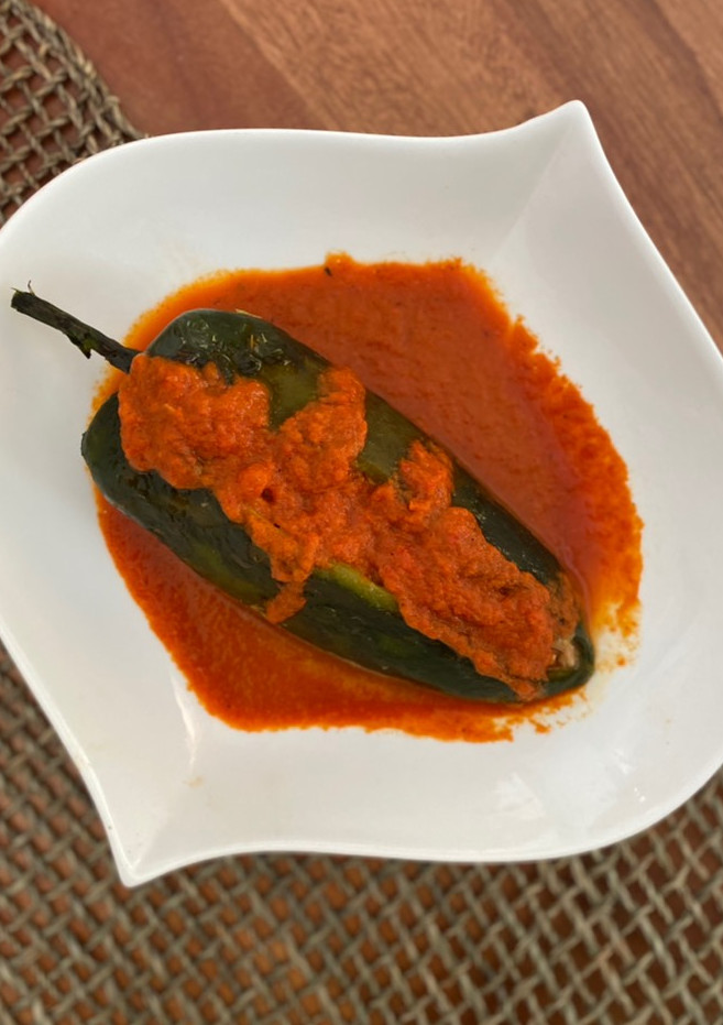 Una foto de Chile relleno de atún con salsa de pimiento