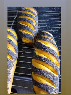 Une photo de -Viennoise au curcuma/pavot-