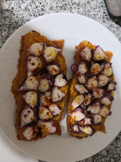 Una foto de Tosta de pulpo a la Gallega