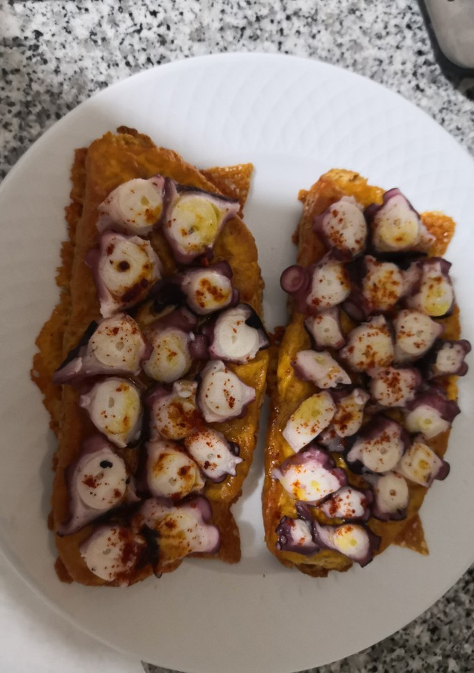 Una foto de Tosta de pulpo a la Gallega