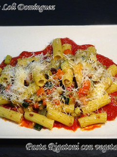 Una foto de Pasta Rigatoni con vegetales y beicon